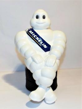 Michelin Männchen, sitzend auf Reifen